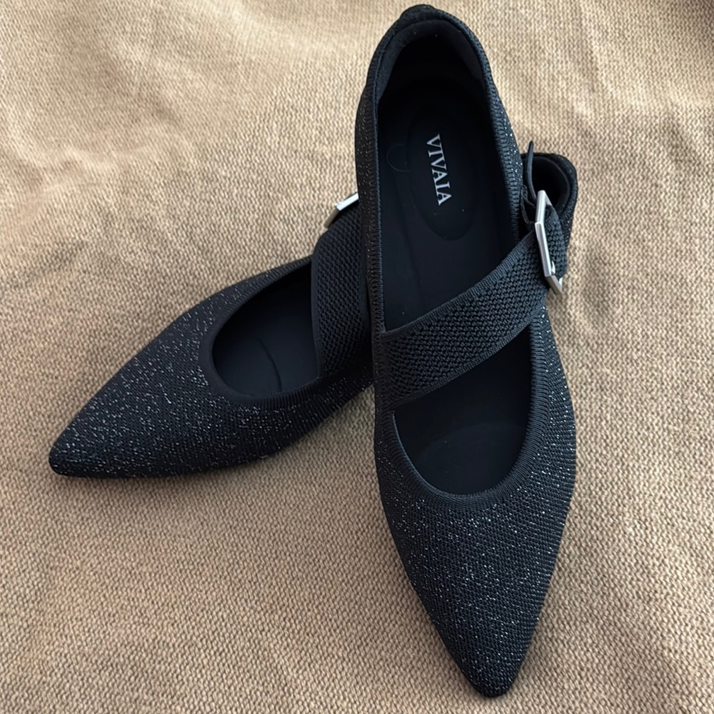 Elegant Black Flats with Pointed Toe and Strap